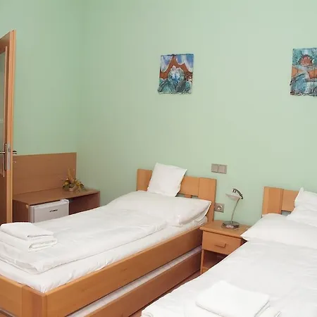 Πανσιόν U Splavu