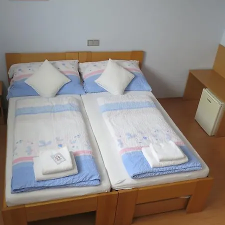 Πανσιόν U Splavu