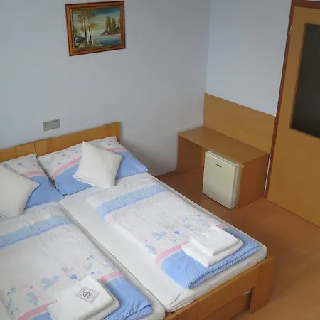 U Splavu Πανσιόν Břeclav